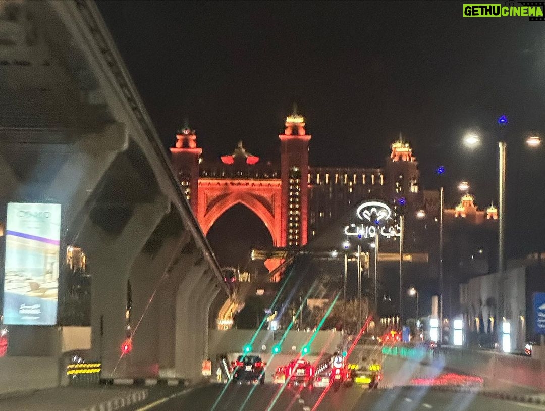 Son Jun-ho Instagram - #사막투어 #두바이 우리 가족 셋이 엄청 고민하다가 두바이로 신혼여행 다녀오신 우리 실장님 적극 추천으로 진행결정! 리조트 컨시어지 통해 예약한 투어는 만족만족 대만족!! 가격은 좀 비쌌지만~ 그래도 셋이 안전하게 원하는대로 맞춰주시는 드라이버 최고!! 주안이 생일이라고 이것저것 세심하게 챙겨주시고^^ 즐길 수 있을때까지 다 즐기고 돌아오는 길에 넉다운!!! 최고의 생일을 보냈다는 아들❤️ 덕분에 나도 아내도 최고의 경험이였음!!! @atlantisthepalm Atlantis, The Palm