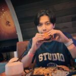 Son Jun-ho Instagram - 여행을 하면 관광을 주로 하던 우리 가족! 이렇게 여유를 만끽하며 휴양을 하는 휴가, 여행은 어색하고 심심할 줄 알았는데.. 무슨!! 여행에 먹을게 빠질 순 없지.. 아내가 신중하게 선택한 @wavehousedubai 맛있는 음식과, 가족과 행복한 시간❤️