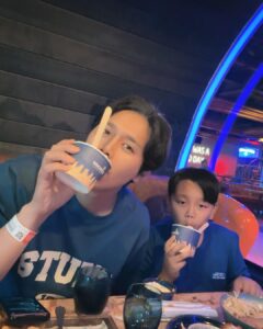 Son Jun-ho Instagram - 여행을 하면 관광을 주로 하던 우리 가족! 이렇게 여유를 만끽하며 휴양을 하는 휴가, 여행은 어색하고 심심할 줄 알았는데.. 무슨!! 여행에 먹을게 빠질 순 없지.. 아내가 신중하게 선택한 @wavehousedubai 맛있는 음식과, 가족과 행복한 시간❤️