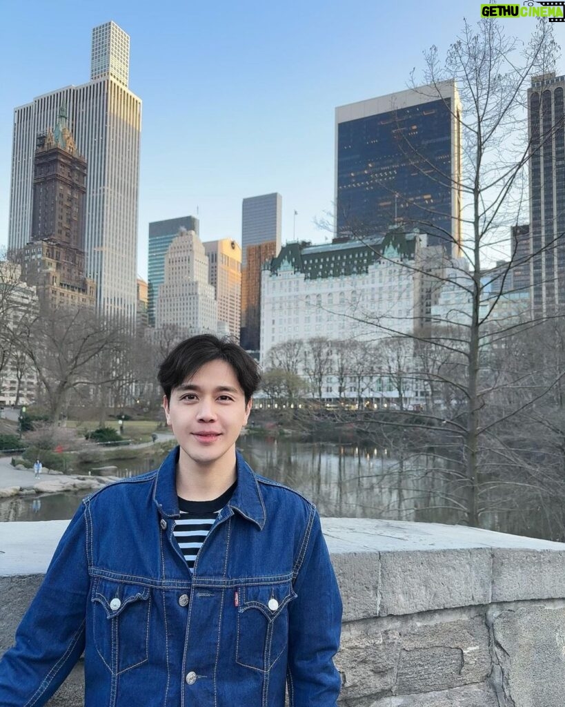 Son Jun-ho Instagram - ‘나 홀로 집에2‘에 나왔던 장소에 가족과 셋이 방문🤗 정말 가보고 싶고 궁금했던 곳인데 아내와 아들하고 같이 와서 더욱 애정이 담긴다❤ Central Park, New York
