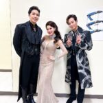 Son Jun-ho Instagram - 아니.. 셋이 첫공 끝내고 각자 분장실로 들어가는거 불러 세워서 사진 찍어야 한다고 옷 입히고 분위기 잡아 놨더니, 둘이 일단 찍겠다고 옆에서 좀 기다려 보라고?😳 그리고 사진 이렇게 위에서 찍는데.. 둘 다 나처럼 얼굴이 이렇게시원시원하게 안나온다고?!😳 근데 크리스티안! 사틴이 나랑 더 가까운거 같은데.. 본인 의사를 물어보는건 어때?😏