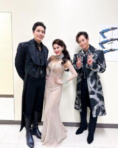 Son Jun-ho Instagram - 아니.. 셋이 첫공 끝내고 각자 분장실로 들어가는거 불러 세워서 사진 찍어야 한다고 옷 입히고 분위기 잡아 놨더니, 둘이 일단 찍겠다고 옆에서 좀 기다려 보라고?😳 그리고 사진 이렇게 위에서 찍는데.. 둘 다 나처럼 얼굴이 이렇게시원시원하게 안나온다고?!😳 근데 크리스티안! 사틴이 나랑 더 가까운거 같은데.. 본인 의사를 물어보는건 어때?😏