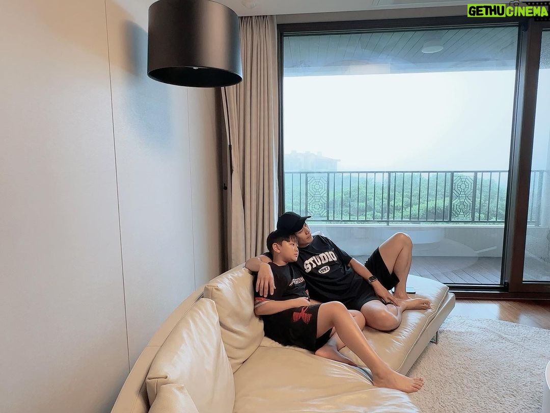 Son Jun-ho Instagram - 아들과 처음으로 오랜시간 떨어져보는 날.. 괜히 허전한 마음에, 나도 주안이도 좋아하는 여행 사진 (제주도 사진) 업로드! 작년에도 올해도 방문했던 #신화빌라스 날씨가 안좋을때는 실내에서 놀고, 수영장은 필수 코스! 누나네 가족과 제주도에 같이 처음 같 이 같 부모님과도 만족하며 행복한 시간 보내고 왔네^^ “아빠! 제주도에 살고싶다!“ 아들아.. 나도 분양받고 싶다.. ^^;;