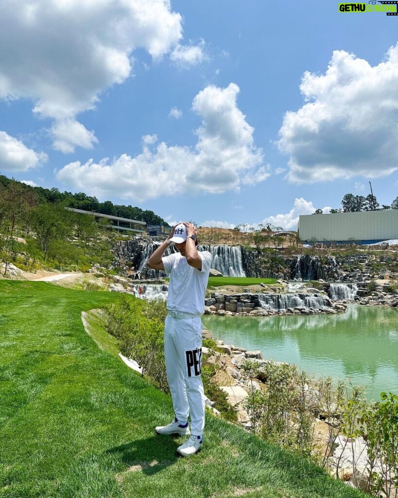 Son Jun-ho Instagram - 재밌고 좋은 골프장 멋있고 좋은 골프복 즐겁고 좋은 동반자 이 모든게 가능하도록 배려해준 사랑하는 가족❤️ #카스카디아cc #시범라운딩 #pelt #peltgolf 태일아 고마워!^^🤗 김소현❤️ 손주안❤️