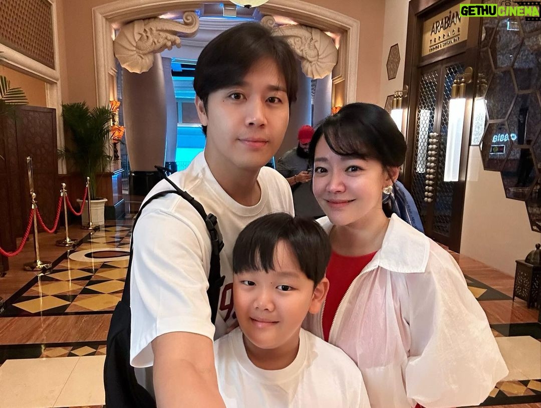 Son Jun-ho Instagram - #사막투어 #두바이 우리 가족 셋이 엄청 고민하다가 두바이로 신혼여행 다녀오신 우리 실장님 적극 추천으로 진행결정! 리조트 컨시어지 통해 예약한 투어는 만족만족 대만족!! 가격은 좀 비쌌지만~ 그래도 셋이 안전하게 원하는대로 맞춰주시는 드라이버 최고!! 주안이 생일이라고 이것저것 세심하게 챙겨주시고^^ 즐길 수 있을때까지 다 즐기고 돌아오는 길에 넉다운!!! 최고의 생일을 보냈다는 아들❤️ 덕분에 나도 아내도 최고의 경험이였음!!! @atlantisthepalm Atlantis, The Palm