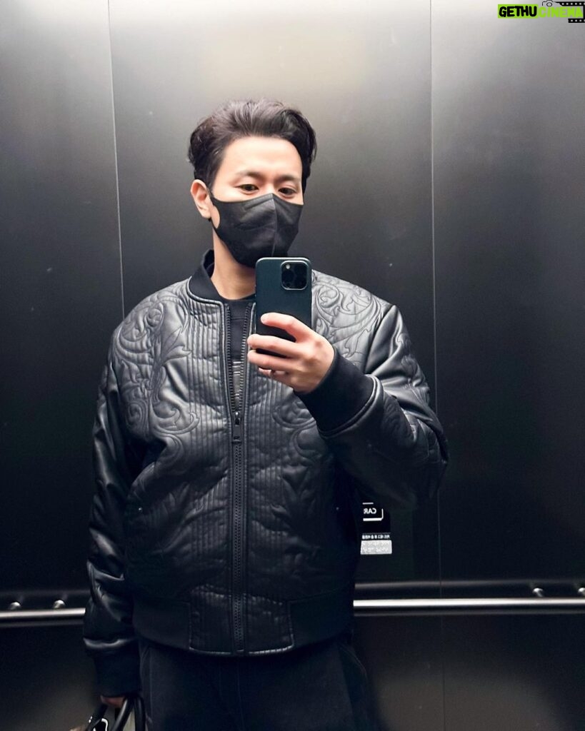 Son Jun-ho Instagram - 극장 다닐때 교복. #물랑루즈