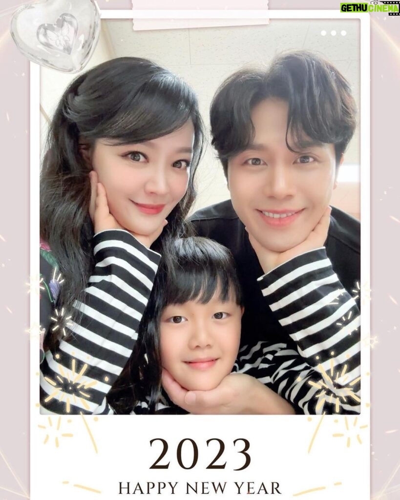 Son Jun-ho Instagram - 2023 새해 복 많이 받으세요!!!