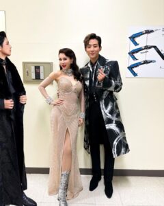 Son Jun-ho Instagram - 아니.. 셋이 첫공 끝내고 각자 분장실로 들어가는거 불러 세워서 사진 찍어야 한다고 옷 입히고 분위기 잡아 놨더니, 둘이 일단 찍겠다고 옆에서 좀 기다려 보라고?😳 그리고 사진 이렇게 위에서 찍는데.. 둘 다 나처럼 얼굴이 이렇게시원시원하게 안나온다고?!😳 근데 크리스티안! 사틴이 나랑 더 가까운거 같은데.. 본인 의사를 물어보는건 어때?😏