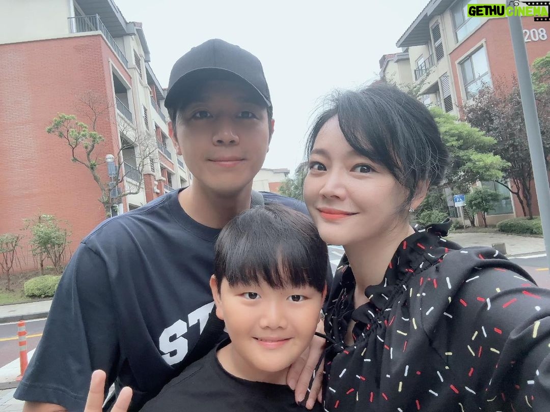Son Jun-ho Instagram - 아들과 처음으로 오랜시간 떨어져보는 날.. 괜히 허전한 마음에, 나도 주안이도 좋아하는 여행 사진 (제주도 사진) 업로드! 작년에도 올해도 방문했던 #신화빌라스 날씨가 안좋을때는 실내에서 놀고, 수영장은 필수 코스! 누나네 가족과 제주도에 같이 처음 같 이 같 부모님과도 만족하며 행복한 시간 보내고 왔네^^ “아빠! 제주도에 살고싶다!“ 아들아.. 나도 분양받고 싶다.. ^^;;