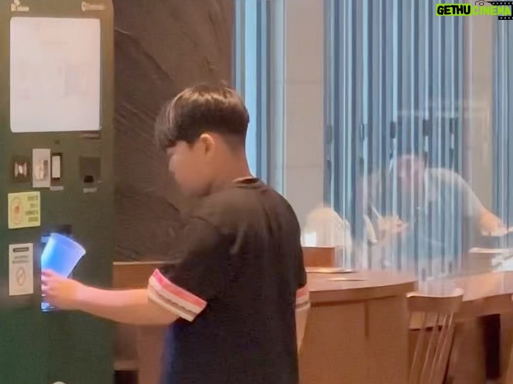 Son Jun-ho Instagram - 아들과 처음으로 오랜시간 떨어져보는 날.. 괜히 허전한 마음에, 나도 주안이도 좋아하는 여행 사진 (제주도 사진) 업로드! 작년에도 올해도 방문했던 #신화빌라스 날씨가 안좋을때는 실내에서 놀고, 수영장은 필수 코스! 누나네 가족과 제주도에 같이 처음 같 이 같 부모님과도 만족하며 행복한 시간 보내고 왔네^^ “아빠! 제주도에 살고싶다!“ 아들아.. 나도 분양받고 싶다.. ^^;;