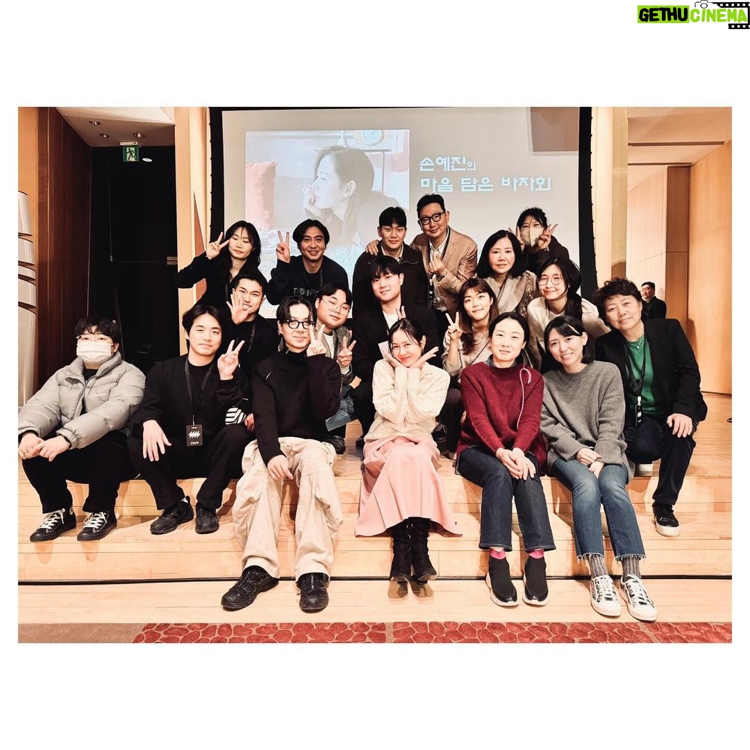 Son Ye-jin Instagram - 여러분! 2024년 이에요! 그리고 몇일전 바자회가 성공적으로 끝이 났어요!! 마음속 조그만 불씨가 점점 커져서 정성스런 과정을 거쳐 마침내 결실을 맺을때 이보다 더 보람찰수 있을까요?!🥹 사실 이 바자회가 성공적으로 마무리될수 있었던건 우리 엠에스팀 직원분들의 거듭된 회의와 구세주같이 등장하여 현실적인 부분을 모두 다 해결해주신 번개장터 천사님들과 우리 인트랜드 아름이사님과 최고의 매니져 사랑이가 아니었다면 있을수 없는 일이었어요😭 모두 다 기쁜마음으로 재능기부를 해주셔서 감사할따름입니다🫶 그리고 무엇보다 팬분들을 만났다는거!! 너무 행복하고 뭉클했어요🥲 다들 건강해보여서 너무 좋았구요!😭 2024년 시작이 너무너무 행복하네요!! 여러분들도 올해는 마음속 작은 불씨들을 활활 불태워 결실을 맺는 한해가 되시길..🙏 (총 39,989,000원이 모아졌어요!! 우리가 모은돈으로 특별한 날 기부했어요😉) Hi everyone! It’s 2024! We successfully pulled off the charity bazaar! What could be more rewarding than seeing a small idea grow to see it bear fruit?🥹 Actually for it to work, there were many meetings led by the team at MSteam Entertainment. It led us to the angels at the Bunjang company! They saved the day. And also a special thanks to Areum at INTREND and the best manager Sarang. Thank you for wholeheartedly donating your time and talent.🥰 Most of all, I got to see my fans in person!! I felt so happy and touched. It was good to see everyone in good health too!🥲 What a joyful way to start 2024! I hope you will bear biiiiig fruits this year too! P.S. We raised nearly 40 million KRW and we made the donation on a very special day!🤭