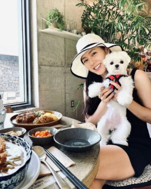 Son Ye-jin Instagram - 다들 추석 잘 보내셨나요?! 
연휴가 끝나고 또 일상으로 돌아왔네요..
올릴 사진을 찾는데 최근에 찍은사진이 없어요😅 몇달전에 찍은 사진을 올려요..
여름이 참 길구나…하고 느끼는 찰나에 바람이 시원해 졌어요~ 
이제 또 가을이네요…시간이 빠르다는걸 점점 느끼는 요즘이에요😯
하루하루 더 소중하게 건강히 보내시길..🙏