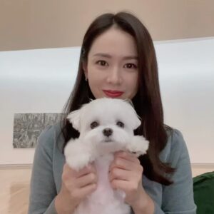 Son Ye-jin Instagram - 요로부운~~너무 오랜만이죠..😅
저는 드라마촬영도 시작하고 하루하루 잘지내고 있어요~오늘은 광고촬영중이에요^^ 
여러분들 보고싶오요🥰
다들 잘지내고 있지요?!
건강히 하루하루 잘지내길 바래요🙏
종종 소식 전할께요💕

It’s been a long time.
I really miss you guys!!🥲
I’m starting drama shooting.
I hope you will be doing well 💕 Be safe🙏