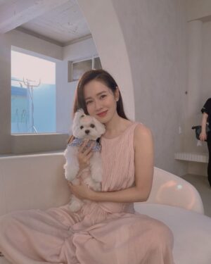 Son Ye-jin Instagram - 엄마따라 촬영장 왔오요🐶
간식만 주세요..계속계속..제발🥺