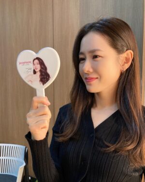 Son Ye-jin Instagram - 🥰여러부운~~행복한 주말 보내세요..💕