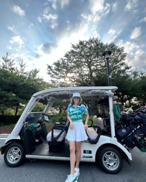 Son Ye-jin Instagram - 너무너무 더워서 어쩌죠…🤦‍♀️
저는 "임진한클라스" 골프
유튜브체널에 또 출연하게 되었어요..😝⛳️
그동안 많이 향상된 모습을 보여드려야되는데 그러지 못할것.. 같은..느낌..이
💦
그래서 땀흘리며 급연습중인데 마음대로 안되는..느낌..이🙀

그나저나 길게 찍어달라고 신랑한테 부탁했더니 길~~~게만 찍어준것 같은..🥴

아무쪼록 찜통같은 더위속에서 건강 잘챙기시고 무엇이든 파이팅입니다👍