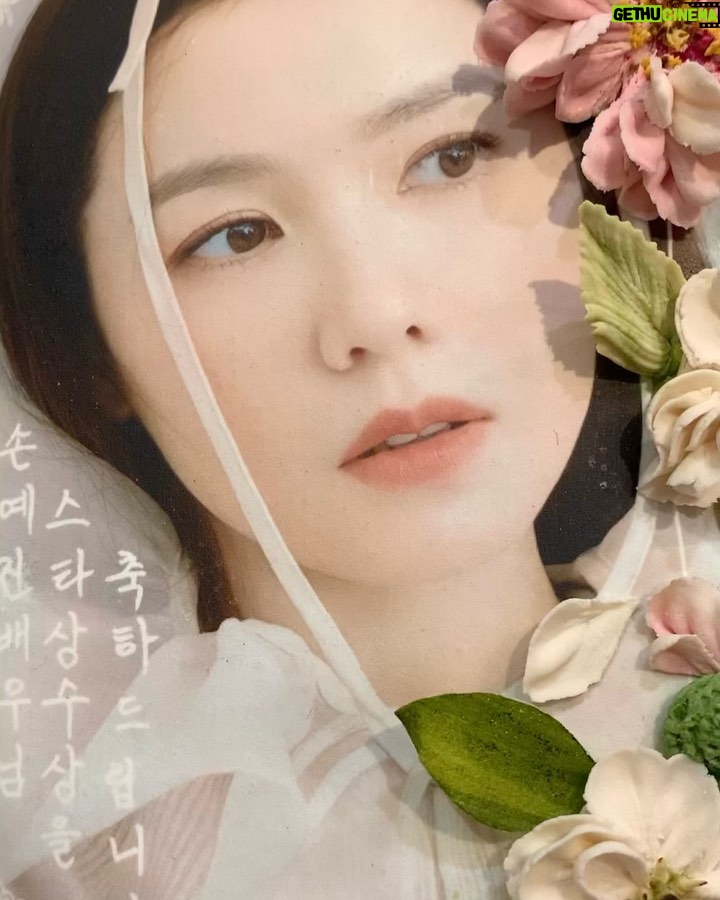 Son Ye-jin Instagram - 이렇게 예쁜 케이크라니..😭 다들 너무 고맙고 감사해요.어느때보다 힘든 연말이에요...다들 건강하게 조심히 잘 2020년의 12월을 보내시길 바래요..다들 힘내세요!💪💕 I’ve never seen this kind of beautiful flower cake before. This cake is crazy stunning! Thanks for the congratulations. But IT’S ALL THANKS TO YOU. So I should be the one gifting you. Words can’t describe how grateful I am. Thank you. Stay safe. Love you guys💕