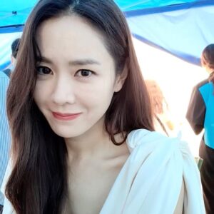 Son Ye-jin Instagram - 하루종일 비가왔어요..😢
근데 왜 다 뒤로 돌아서 있는거니..🤣