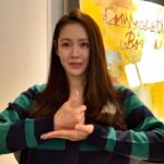 Son Ye-jin Instagram - 송윤아언니와 이민정씨의 지목으로 오랜만에 의미있는 일로 인사드리게 됐어요.모두가 코로나19로 참 힘든시기를 보내고 있는 지금 그 최전선에서 우리를 위해 애써주시는 의료진여러분 정말 감사합니다.여러분들의 노고에 진심으로 존경을 표합니다.조금만 더 힘내주세요.파이팅!!#의료진덕분에 #덕분에챌린지 #덕분에캠페인 제가 함께하고 싶은 분들은 존경하는 김희애선배님 @heeae_official 멋있는 강형욱님 @hunter.kang 귀여운 강하오 @hihaoya