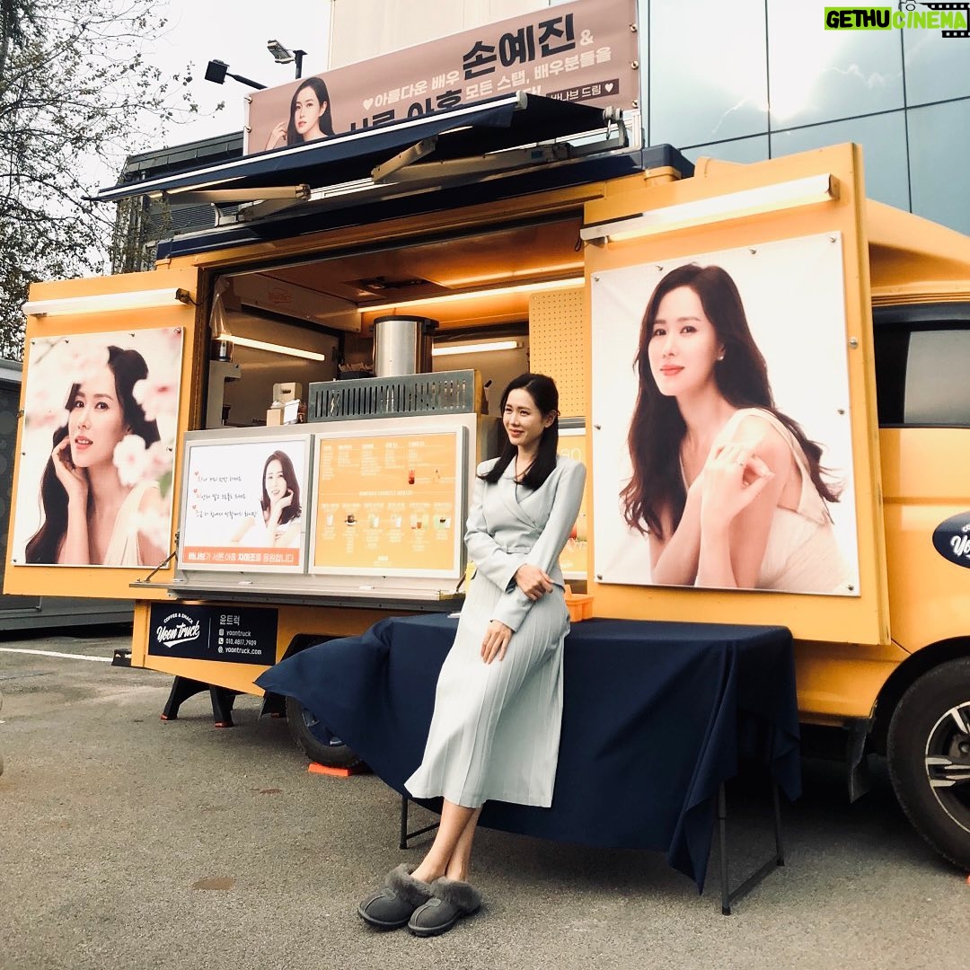 Son Ye-jin Instagram - 너무너무 고마워요..💕여러분들 응원 덕분에 지치고 힘든순간 힘내서 촬영 잘하고 있어요🥲 날씨가 점점 추워져요🥶 여러분들도 하루하루 파이팅이에요💪
