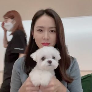 Son Ye-jin Instagram - 요로부운~~너무 오랜만이죠..😅
저는 드라마촬영도 시작하고 하루하루 잘지내고 있어요~오늘은 광고촬영중이에요^^ 
여러분들 보고싶오요🥰
다들 잘지내고 있지요?!
건강히 하루하루 잘지내길 바래요🙏
종종 소식 전할께요💕

It’s been a long time.
I really miss you guys!!🥲
I’m starting drama shooting.
I hope you will be doing well 💕 Be safe🙏