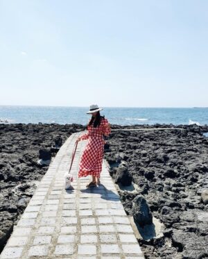 Son Ye-jin Instagram - 얼마전 제주도에서🌴
커플옷입고🐶💕

오늘 하루종일 흐린 날씨네요..그래도 내일은 주말이에요.얏호🤸‍♀️🤸🏼‍♂️ 
Have a nice weekend 💕