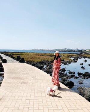 Son Ye-jin Instagram - 얼마전 제주도에서🌴
커플옷입고🐶💕

오늘 하루종일 흐린 날씨네요..그래도 내일은 주말이에요.얏호🤸‍♀️🤸🏼‍♂️ 
Have a nice weekend 💕