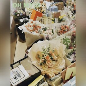 Son Ye-jin Instagram - 생일날 이렇게 많은 꽃다발과 케잌 선물들을 받은게 처음이에요..아..너무 놀랍고 감동적이에요...😭😭😭
생일과 더불어 데뷔20주년을 맞아서 이렇게 많은 축하를 받으니 내가 보낸 20년의 세월이 헛되지 않았구나.. 뿌듯하기도 하고 다시 한번 스스로 행복한사람이라는걸 실감합니다.
2021을 여러분의 따뜻한 마음과 너무 큰 축복으로 시작하게 되어서 어느때보다 가슴벅차고 설레이는 시작이 됐어요.이렇게 너무 큰 사랑을 받기만해서 저의 감사의 마음을 어떻게 전할수 있을런지요..😢
여러분도 2021년은 더 행복한 한해가 되시길 진심으로 바래요.🙏

It’s my first time to receive this much.... so many flowers cakes and presents on my birthday.
AH....This is very surprising and touching.🙊
And also received big congratulations with my 20th debut celebration.
So I thought I must have spent a very valuable 20 years.
I can be proud of myself and I can feel I’m such a lucky person. You made me feel this way. 
I can start the year with your warmth and big cheer so I’m very excited and overwhelmed. 
How can I share my thankful heart to you guys...😢
I hope this year will be kinder to everyone 🙏