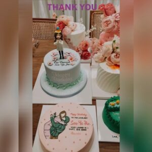 Son Ye-jin Instagram - 생일날 이렇게 많은 꽃다발과 케잌 선물들을 받은게 처음이에요..아..너무 놀랍고 감동적이에요...😭😭😭
생일과 더불어 데뷔20주년을 맞아서 이렇게 많은 축하를 받으니 내가 보낸 20년의 세월이 헛되지 않았구나.. 뿌듯하기도 하고 다시 한번 스스로 행복한사람이라는걸 실감합니다.
2021을 여러분의 따뜻한 마음과 너무 큰 축복으로 시작하게 되어서 어느때보다 가슴벅차고 설레이는 시작이 됐어요.이렇게 너무 큰 사랑을 받기만해서 저의 감사의 마음을 어떻게 전할수 있을런지요..😢
여러분도 2021년은 더 행복한 한해가 되시길 진심으로 바래요.🙏

It’s my first time to receive this much.... so many flowers cakes and presents on my birthday.
AH....This is very surprising and touching.🙊
And also received big congratulations with my 20th debut celebration.
So I thought I must have spent a very valuable 20 years.
I can be proud of myself and I can feel I’m such a lucky person. You made me feel this way. 
I can start the year with your warmth and big cheer so I’m very excited and overwhelmed. 
How can I share my thankful heart to you guys...😢
I hope this year will be kinder to everyone 🙏