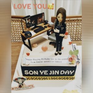 Son Ye-jin Instagram - 생일날 이렇게 많은 꽃다발과 케잌 선물들을 받은게 처음이에요..아..너무 놀랍고 감동적이에요...😭😭😭
생일과 더불어 데뷔20주년을 맞아서 이렇게 많은 축하를 받으니 내가 보낸 20년의 세월이 헛되지 않았구나.. 뿌듯하기도 하고 다시 한번 스스로 행복한사람이라는걸 실감합니다.
2021을 여러분의 따뜻한 마음과 너무 큰 축복으로 시작하게 되어서 어느때보다 가슴벅차고 설레이는 시작이 됐어요.이렇게 너무 큰 사랑을 받기만해서 저의 감사의 마음을 어떻게 전할수 있을런지요..😢
여러분도 2021년은 더 행복한 한해가 되시길 진심으로 바래요.🙏

It’s my first time to receive this much.... so many flowers cakes and presents on my birthday.
AH....This is very surprising and touching.🙊
And also received big congratulations with my 20th debut celebration.
So I thought I must have spent a very valuable 20 years.
I can be proud of myself and I can feel I’m such a lucky person. You made me feel this way. 
I can start the year with your warmth and big cheer so I’m very excited and overwhelmed. 
How can I share my thankful heart to you guys...😢
I hope this year will be kinder to everyone 🙏