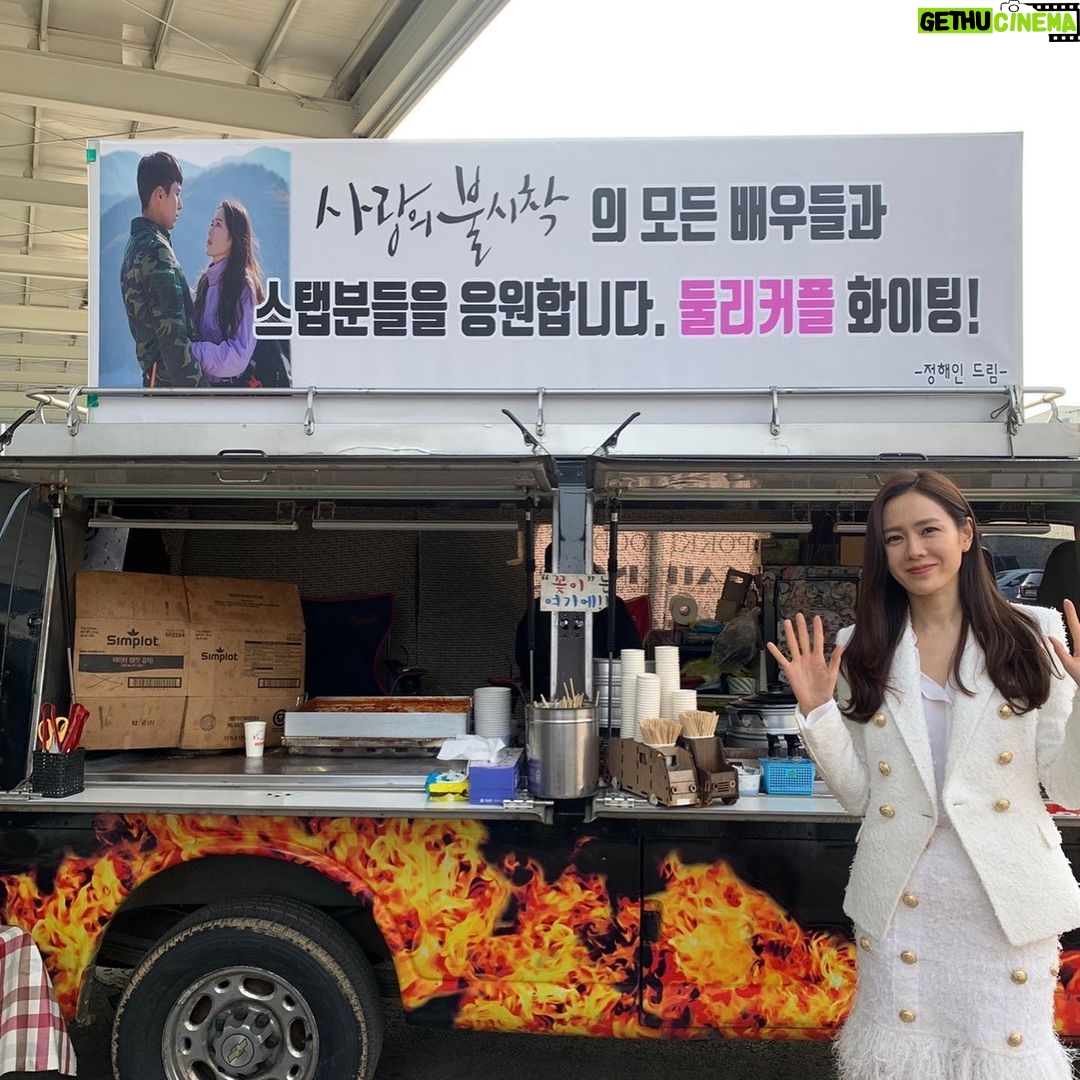 Son Ye-jin Instagram - 날이 갈수록 더 아름다워지는 사람..천사 윤아언니..항상 따뜻하고 든든한 내편..사랑해요!🥰 해인아!너도 많이 바쁠텐데 덕분에 너무 맛있게 잘먹었어!새드라마 기대할께💕 우리 헤메스 언니들! 피곤한 내모습을 꼭꼭 숨겨주고 나에맞는 완벽한 모습으로 만들어주는 능력자들!사랑해.😘 #사랑의불시착. 너무 많은사랑에 힘내서 마지막까지 열심히 할께요!!감사합니다.😭