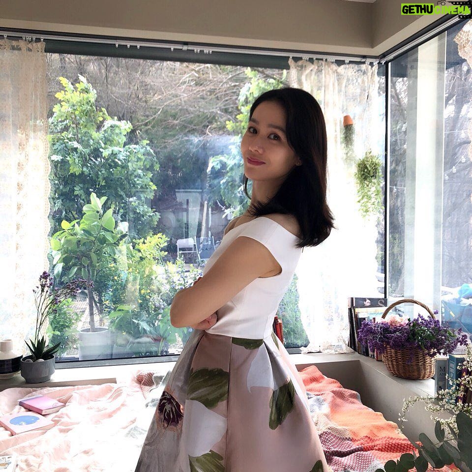 Son Ye-jin Instagram - 내일 만나요💕 #밥잘사주는예쁜누나 #10시45분 #첫방송 🙊