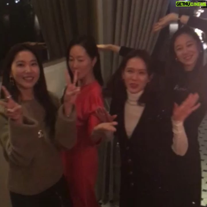 Son Ye-jin Instagram - 언니들..나처럼 날렵하게 움직이는거야👯