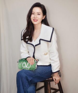 Son Ye-jin Instagram - 로마에서 개최된 발렌티노 오트 쿠틔르 패션쇼 잘 보셨나요?
못보신 분들은 지금 Valentino.com에서 아름다웠던 패션쇼를 직접 감상해보시길 바래요.🤗

#ValentinoHauteCouture #ValentinoTheBeginning #RomaForValentino