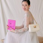 Son Ye-jin Instagram – 3월 6일 밤 11시, 발렌티노의 2022 가을/겨울 패션쇼를 함께 감상해보세요💕

Valentino 22,23 FW fashion show. watch the fashion show. March 6 at 11pm KR time Live from Paris.

#발렌티노 #OneStudBag #ValentinoPinkPPCollection @MaisonValentino