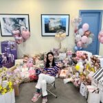 Son Ye-jin Instagram - 수많은 선물과 꽃을 보내주신 팬분들…제가 뭘해야 보답할수있을까요..이번생일은 더할나위없이 행복했어요. 초를 몇번을 불었는지 몰라요~ 현장에서 함께한 스텝들이 축하해주고 감독님포함 연출부들이 한명씩 선물과 편지😭 또 울 스텝들이 깜짝파티도 해주고 참…너무 행복했어요..잘해준것도 없어 미안하기도 했구요..🥲 다들 너무너무 고맙고 감동이였어요! 나두 사랑합니다💕 To my fans that sent me all of these gifts and flowers… How do I even begin to repay you? It was an overwhelmingly joyous birthday. Thank you so so much! I’m so touched! I love you, too 💕
