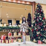 Son Ye-jin Instagram - 다들 크리스마스 잘 보내셨나요? 저는 이브날도! 크리스마스날도!오늘도! 촬영이에요!!아하하하😜 크리스마스때 올리려고 촬영중 트리앞에서 사진찍어 놓은걸 이제야 기억하고 올려요.. 정신이없어서😅 그래도 크리스마스이브날도 크리스마스날도 팬분들과 민정이가 선물로 커피랑 맛있는 빵을 보내줘서 절대 절대 외롭지 않았답니다..😘 항상 고마워요🙏 민정아~고마워! 너무 맛있게 잘먹었어!!끝나고 빨리 놀자💕 일주일도 남지않은 2021년 잘 보내시길..🙏