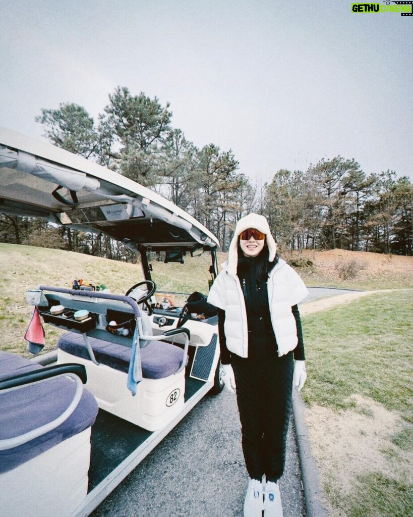 Son Ye-jin Instagram - 눈이 오는날 올해의 마지막 골프를 쳤어요😄 눈이 오니까 너무 좋았어요☃️ 피레티 점프수트..너무 따뜻한데 예쁘고 난리에요👍 이제 진짜 2023년이 한달 남았어요😳천천히 가라..시간아아🙃