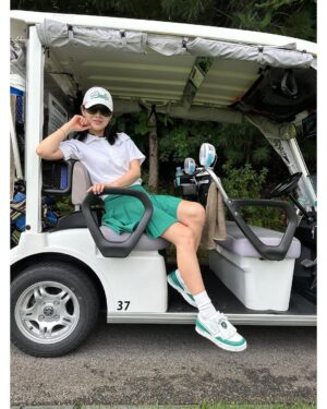 Son Ye-jin Instagram - 너무너무 더워서 어쩌죠…🤦‍♀️
저는 "임진한클라스" 골프
유튜브체널에 또 출연하게 되었어요..😝⛳️
그동안 많이 향상된 모습을 보여드려야되는데 그러지 못할것.. 같은..느낌..이
💦
그래서 땀흘리며 급연습중인데 마음대로 안되는..느낌..이🙀

그나저나 길게 찍어달라고 신랑한테 부탁했더니 길~~~게만 찍어준것 같은..🥴

아무쪼록 찜통같은 더위속에서 건강 잘챙기시고 무엇이든 파이팅입니다👍