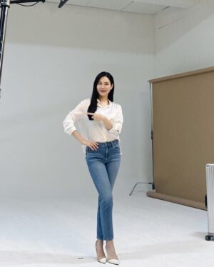 Son Ye-jin Instagram - 여러부운~~오랜만에 인사드려요😍
잘 지내고 계시죠요?😘
저는 오랜만에 촬영을 했어요^^
설레고 행복했던 광고촬영 현장이었답니다🥰
여러분도 봄을 만끽하시고 건강한 하루하루 되시길 바래요!💕🌸

#세계수출1위유산균
#듀오락
#duolac