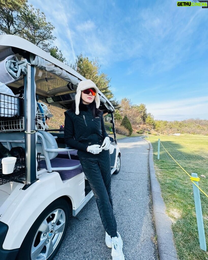 Son Ye-jin Instagram - 눈이 오는날 올해의 마지막 골프를 쳤어요😄 눈이 오니까 너무 좋았어요☃️ 피레티 점프수트..너무 따뜻한데 예쁘고 난리에요👍 이제 진짜 2023년이 한달 남았어요😳천천히 가라..시간아아🙃