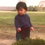 Son Ye-jin Instagram - 흐린사진속의 기억나지 않는 어린 나의 모습이 지금 나의 아이와 겹쳐 어릴적 내가 투영되어 보이는 경험은 신비롭다… 우리알콩이 첫생일 축하해줘서 고마워요🥹 받은 선물들 알콩이가 너무너무 좋아해요~ 근데 앞으로는 마음으로 편지로 응원해줘도 정말 정말 충분해요.. 이모들이 행복하게 하루를 보내길 기도해요🙏 알콩이사진은 알콩맘 어릴적사진으로 대신.. 알콩이는 알콩맘 어릴때보다 이억만배 귀엽답니다🙃 🥹중간중간 여러분께 받는 응원의 편지는 정말 무엇보다 큰 위로가 돼요..항상 감동이에요🥹 날씨가 많이 추워요..따뜻하게 입고 다니시길💕
