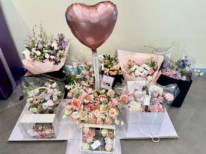 Son Ye-jin Instagram - 수많은 선물과 꽃을 보내주신 팬분들…제가 뭘해야 보답할수있을까요..이번생일은 더할나위없이 행복했어요. 초를 몇번을 불었는지 몰라요~ 현장에서 함께한 스텝들이 축하해주고 감독님포함 연출부들이 한명씩 선물과 편지😭 또 울 스텝들이 깜짝파티도 해주고 참…너무 행복했어요..잘해준것도 없어 미안하기도 했구요..🥲
다들 너무너무 고맙고 감동이였어요!
나두 사랑합니다💕 

To my fans that sent me all of  these gifts and flowers…
How do I even begin to repay you? It was an overwhelmingly joyous birthday. 
Thank you so so much! I’m so touched! 
I love you, too 💕