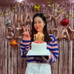Son Ye-jin Instagram - 수많은 선물과 꽃을 보내주신 팬분들…제가 뭘해야 보답할수있을까요..이번생일은 더할나위없이 행복했어요. 초를 몇번을 불었는지 몰라요~ 현장에서 함께한 스텝들이 축하해주고 감독님포함 연출부들이 한명씩 선물과 편지😭 또 울 스텝들이 깜짝파티도 해주고 참…너무 행복했어요..잘해준것도 없어 미안하기도 했구요..🥲 다들 너무너무 고맙고 감동이였어요! 나두 사랑합니다💕 To my fans that sent me all of these gifts and flowers… How do I even begin to repay you? It was an overwhelmingly joyous birthday. Thank you so so much! I’m so touched! I love you, too 💕