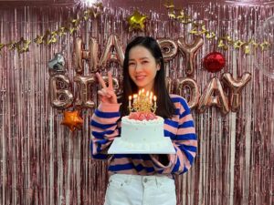 Son Ye-jin Instagram - 수많은 선물과 꽃을 보내주신 팬분들…제가 뭘해야 보답할수있을까요..이번생일은 더할나위없이 행복했어요. 초를 몇번을 불었는지 몰라요~ 현장에서 함께한 스텝들이 축하해주고 감독님포함 연출부들이 한명씩 선물과 편지😭 또 울 스텝들이 깜짝파티도 해주고 참…너무 행복했어요..잘해준것도 없어 미안하기도 했구요..🥲
다들 너무너무 고맙고 감동이였어요!
나두 사랑합니다💕 

To my fans that sent me all of  these gifts and flowers…
How do I even begin to repay you? It was an overwhelmingly joyous birthday. 
Thank you so so much! I’m so touched! 
I love you, too 💕