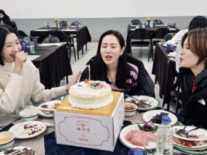 Son Ye-jin Instagram - 수많은 선물과 꽃을 보내주신 팬분들…제가 뭘해야 보답할수있을까요..이번생일은 더할나위없이 행복했어요. 초를 몇번을 불었는지 몰라요~ 현장에서 함께한 스텝들이 축하해주고 감독님포함 연출부들이 한명씩 선물과 편지😭 또 울 스텝들이 깜짝파티도 해주고 참…너무 행복했어요..잘해준것도 없어 미안하기도 했구요..🥲
다들 너무너무 고맙고 감동이였어요!
나두 사랑합니다💕 

To my fans that sent me all of  these gifts and flowers…
How do I even begin to repay you? It was an overwhelmingly joyous birthday. 
Thank you so so much! I’m so touched! 
I love you, too 💕