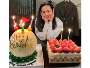 Son Ye-jin Instagram - 수많은 선물과 꽃을 보내주신 팬분들…제가 뭘해야 보답할수있을까요..이번생일은 더할나위없이 행복했어요. 초를 몇번을 불었는지 몰라요~ 현장에서 함께한 스텝들이 축하해주고 감독님포함 연출부들이 한명씩 선물과 편지😭 또 울 스텝들이 깜짝파티도 해주고 참…너무 행복했어요..잘해준것도 없어 미안하기도 했구요..🥲
다들 너무너무 고맙고 감동이였어요!
나두 사랑합니다💕 

To my fans that sent me all of  these gifts and flowers…
How do I even begin to repay you? It was an overwhelmingly joyous birthday. 
Thank you so so much! I’m so touched! 
I love you, too 💕