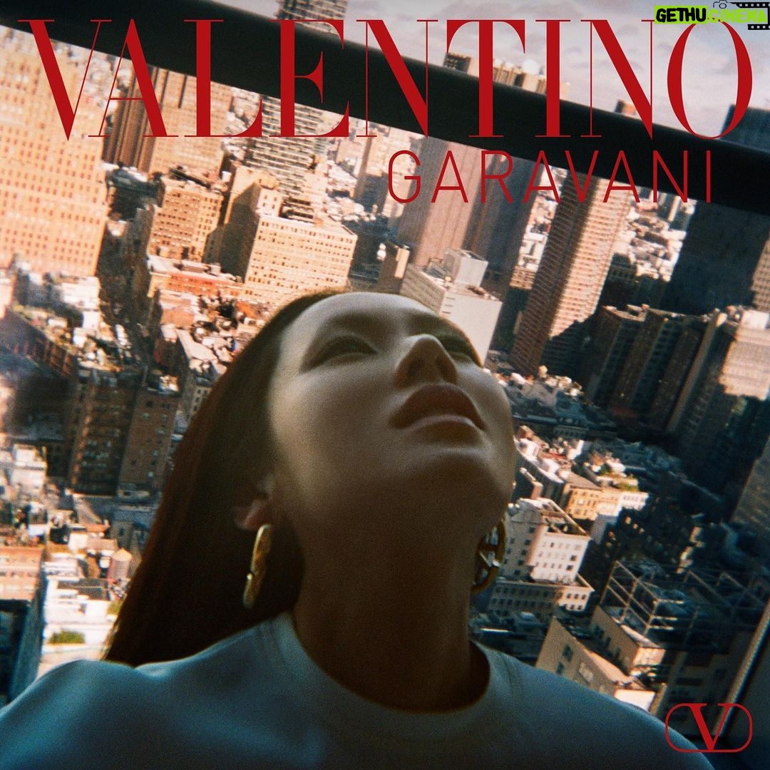 Son Ye-jin Instagram - Brand Ambassador @yejinhand for #ValentinoLÉcole Amid the energy of New York City, Valentino’s latest campaign tells a unique and captivating story of artistic expression. #ValentinoDiVas Creative Director: @pppiccioli Photographers: @mertalas and @macpiggott Art Director: @linakutsovskaya Stylist: #JoeMcKenna Hair Stylist: @paulhanlonhair Makeup Artist: @diane.kendal Manicurist: @jinsoonchoi New York, New York