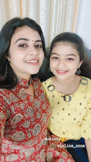 Sona Jelina Instagram - With parukuttyy 😘
 @jelina_sona

Location @mounaragam.official
  @asianet 

#keraladress #keralagodsowncountry🌴 #keralavibes #keralapic #keralatalents #keralatourisim #keralatradition #keralagallery #keralagram #keralaphotography #kerala #moodygrams #moodygramkerala #trending #videos #new #reelsinstagram #reelsindia #reelsvideo