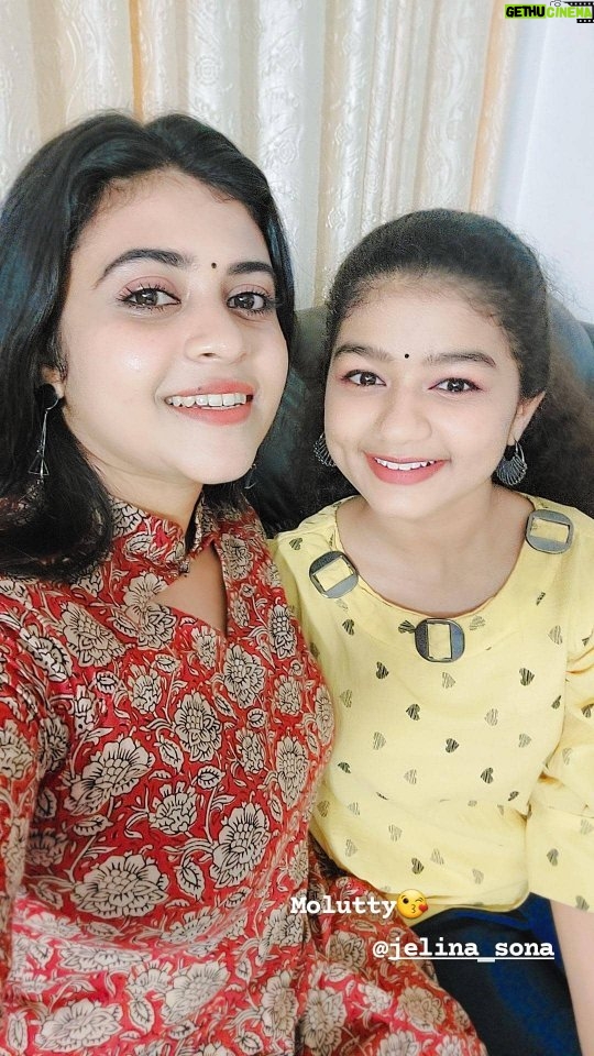 Sona Jelina Instagram - With parukuttyy 😘 @jelina_sona Location @mounaragam.official @asianet #keraladress #keralagodsowncountry🌴 #keralavibes #keralapic #keralatalents #keralatourisim #keralatradition #keralagallery #keralagram #keralaphotography #kerala #moodygrams #moodygramkerala #trending #videos #new #reelsinstagram #reelsindia #reelsvideo